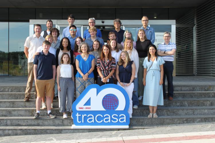 Fotografía de varias personas en las escaleras de entrada al edificio de Tracasa