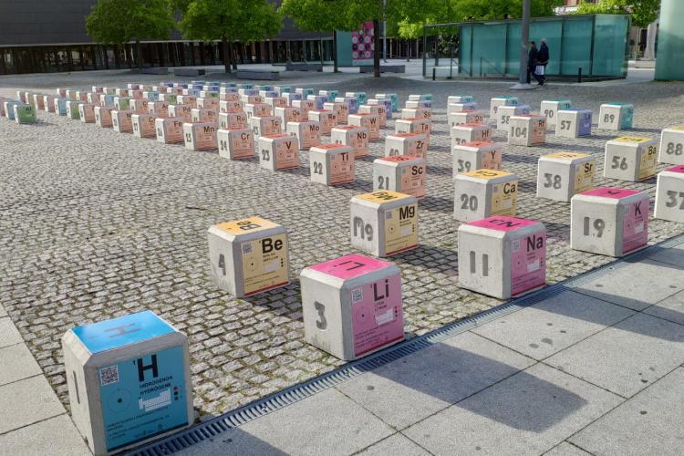Fotografía de la instalación de la tabla periódica en la Plaza de Baluarte