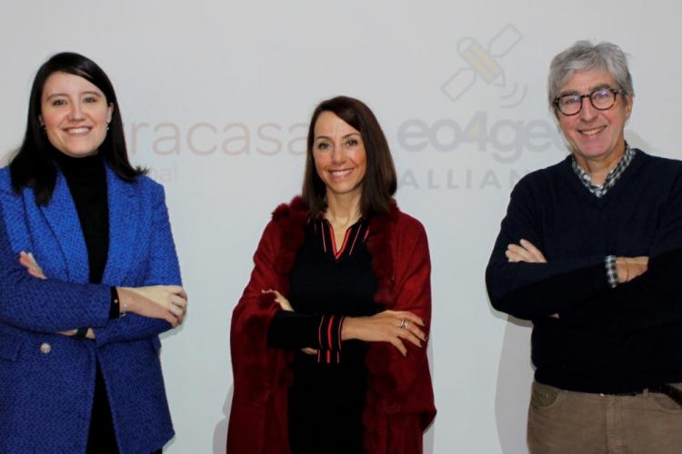 Fotografía de Beatriz Basterra, responsable comercial y de Desarrollo de Negocio Internacional de Tracasa Global; Mar González, consejera delegada de Tracasa Global; y Moisés Zalba, director de Operaciones de Tracasa Global.