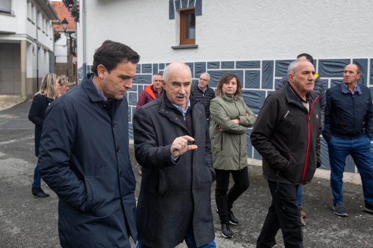 Fotografía del vicepresidente Aierdi y vecinos y miembros de la corporación de Jaurrieta paseando por las calles del pueblo