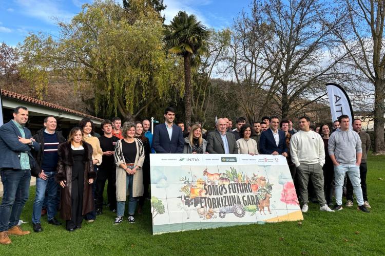 Fotografía en la que aparecen varías personas tanto responsables de la formación como alumnado