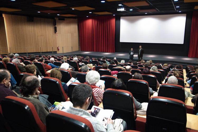 Fotografía de una sala de cine con personas sentadas en las butacas