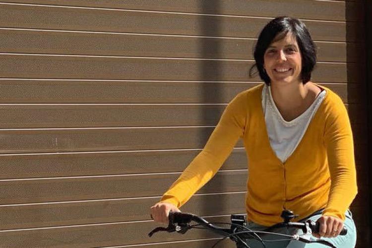 Fotografía exterior  de una chica montada en una bicicleta.