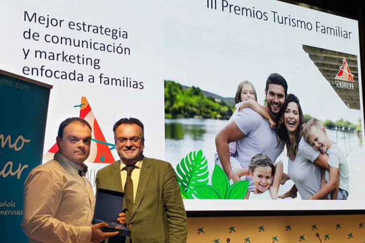 El gerente de Sendaviva, Rubén González, recoge el premio de manos del vicepresidente de la Federación Española de Familias Numerosas, José Manuel Trigo.  FOTOGRAFÍA CEDIDA