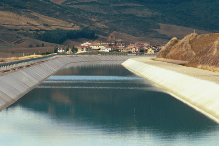 Fotografia de un tramo del Canal de Navarra
