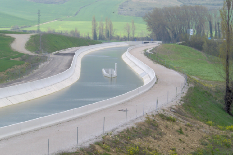 Fotografía de un tramo del Canal de Navarra