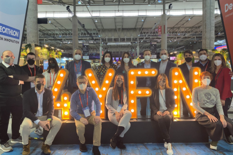 Fotografia de varios represantes de Cein y de las 8 empresas navarra en el Mobile World Congress
