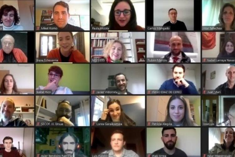 Fotografía de un pantallazo de una videollamada en la que aparecen treinta personas