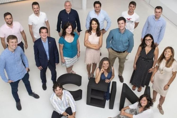 Fotografía interior de varias personas de pie
