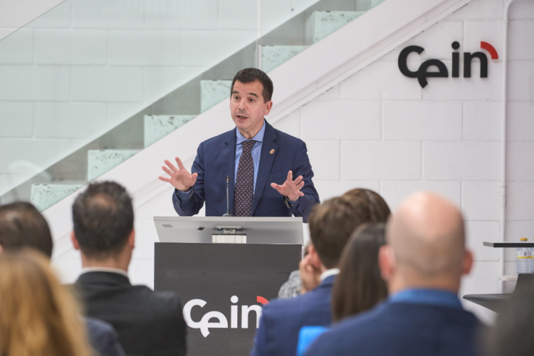 Fotografia del consejero Irujo durante su intervención en la jornada de presentación de los itinerarios de emprendimiento de CEIN
