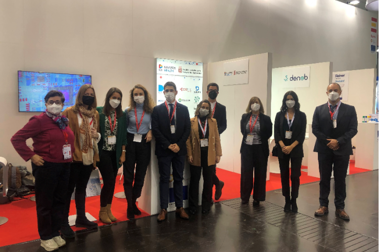 Fotografía de varios participantes durante la Feria Medica