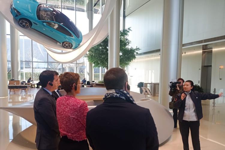 3 personas en una visita a una empresa China