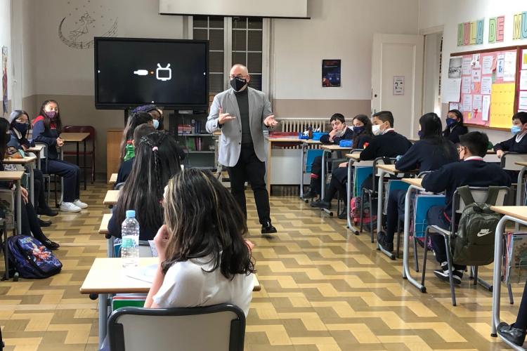 Fotografía del consejero Cigudosa en un aula con varios alumnos y alumnas