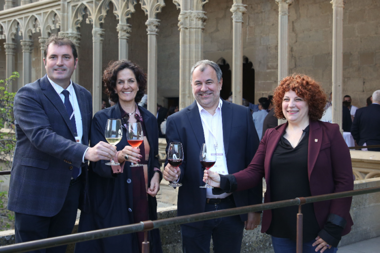 Fotografia de un brindis entre el presidente de la D.O. Navarra, David Palacios; la consejera Itziar Gómez; el presidente del Consejo Interprofesional de vinos de Roussignol Stephane Zanella; y la alcaldesa de Olite, Maite Garbayo.