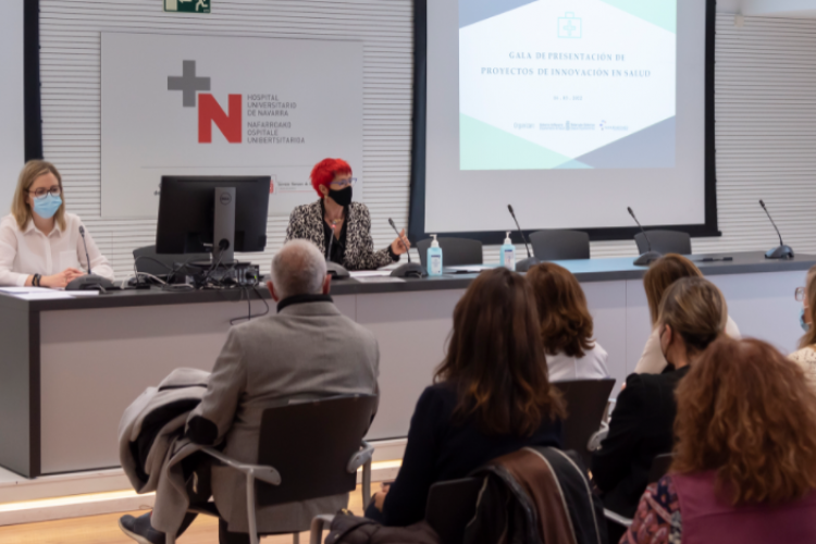 Fotografia de la Consejera de Salud y la esponsable de la Unidad de Innovación de Navarrabiomed durante la presentación