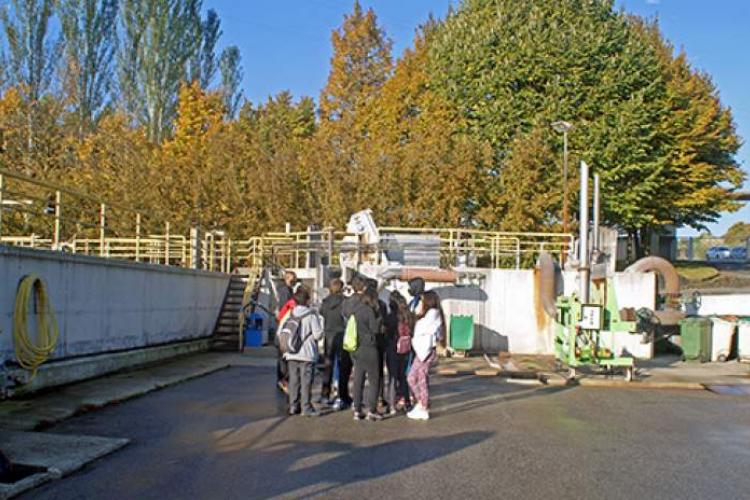 Un grupo de jóvenes del instituto de Estella-Lizarra visitan la depuradora de la localidad el pasado 9 de octubre en el marco del programa educativo. 