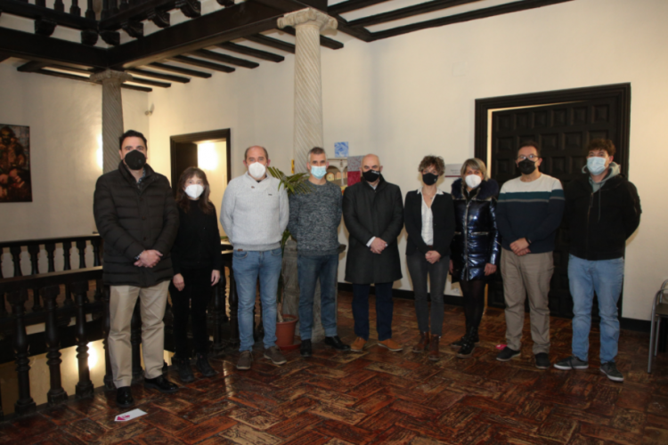 Fotografia de nueve personas durante el acto de firma