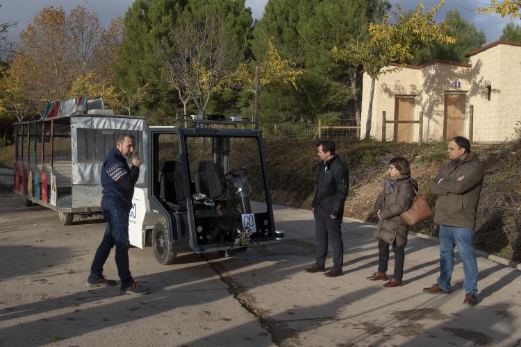 Fotografía del consejero Irujo, la responsable de NAITEC y el gerente de Sendaviva mientras escuchan las explicaciones sobre el transporte. 