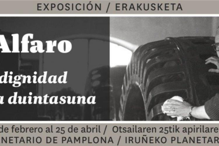Fotografía del cartel promocional de la exposición, donde sale escrito el título el horario y la ubicación y una foto de José Alfaro.