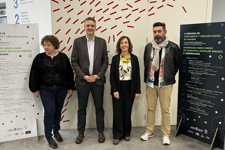 Fotografía de Oskia Ugarte, directora del Centro Huarte; Ignacio Apezteguía; director general de Cultura, Ana Herrera, jefa de la sección de Proyectos Audiovisuales y Digitales, y Fernández de Vigo, miembro de la junta directiva del Clúster Audiovisual de Navarra