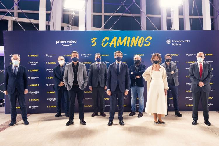 Fotografía del acto de presentación de la película en la que aparecen representantes institucionales, colaboradores y actores de la serie