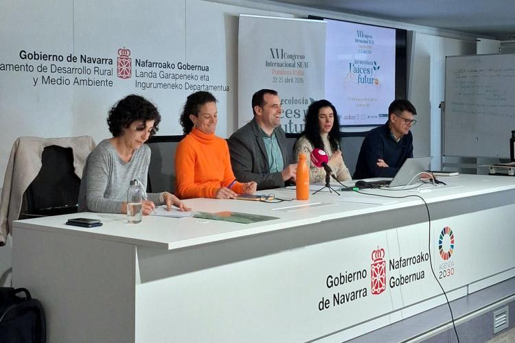 Mesa de conferencias con 5 integrantes en ella