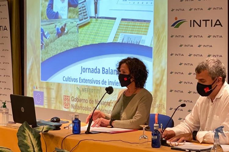 Foto de la consejera Gómez y Jesús Goñi sentados en una mesa y con una pantalla detrás para la proyección de los resultados