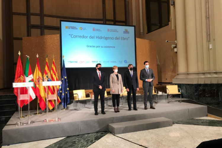 Fotografia del el consejero Irujo, la consejera Tapia, el consejero Aliaga y el consejero Torrent. 