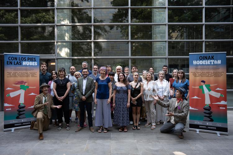 Un grupo posando en el exterior de un edificio