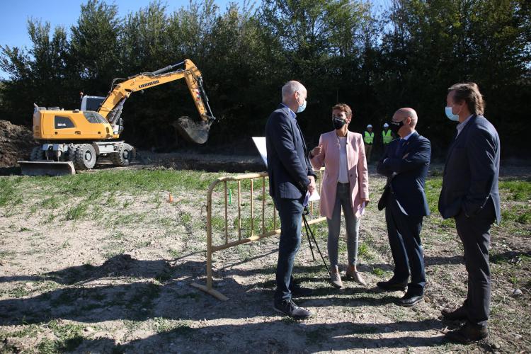 Fotografia de Joaquin Puig, subdirector de INTIA y responsable del área de regadíos; la Presidenta María Chivite; el consejero Ciriza; y el director general de Obras Públicas e Infraestructuras, Pedro López, en un momento de la visita