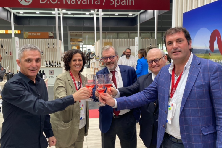 Fotografia de la consejera Gómez, con autoridades y representantes de las bodegas 