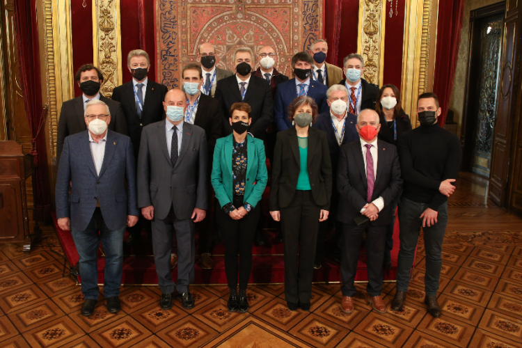 Fotografia de la presidenta de Navarra junto a la delegación de karate y responsables del Departamento de Cultura
