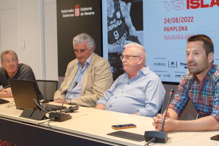 Fotografía de cuatro hombres sentados durante la presentación del partido.