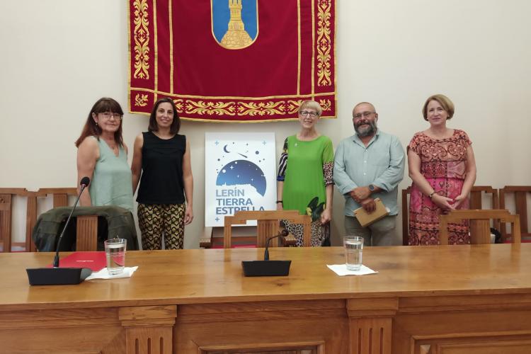 Fotografía de cuatro mujeres y un hombre en el Ayuntamiento de Lerín