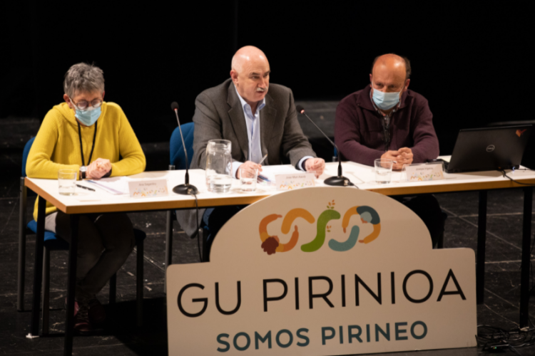 Fotografia de tres personas durante la presentación del proyecto