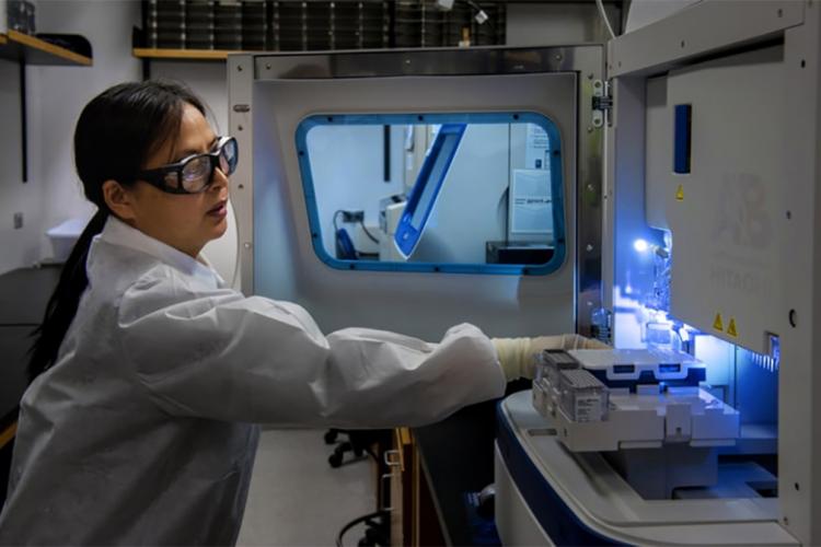 Fotografía de una chica con una bata blanca dentro de un laboratorio