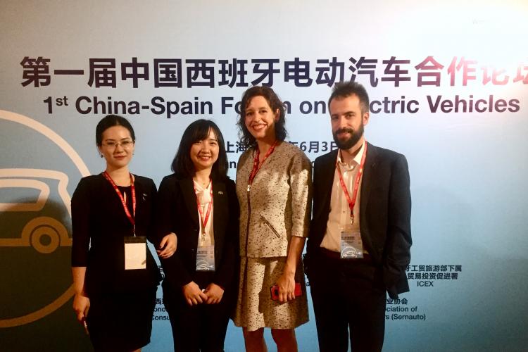 Fotografía de Isabel Carrilero, responsable de la plataforma NaVEAC (Sodena); e Iñaki Arregui, responsable del área de Mecánica de NAITEC, con dos representantes chinas