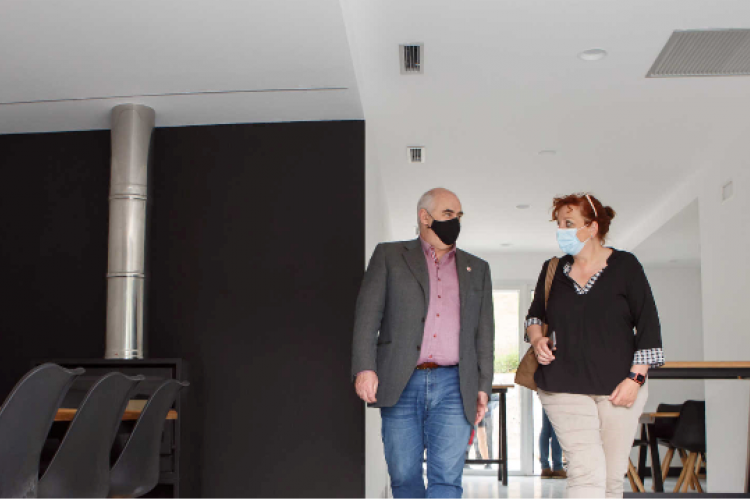 Fotografía de una mujer y un hombre en las dependencias del centro de emprendimiento 