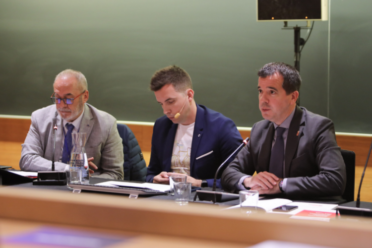 Fotografia del consejero Cigudosa , el periodista Amaiur Elizari y el consejero Irujo durante la intervención de este último en la apertura de Iris Data Day