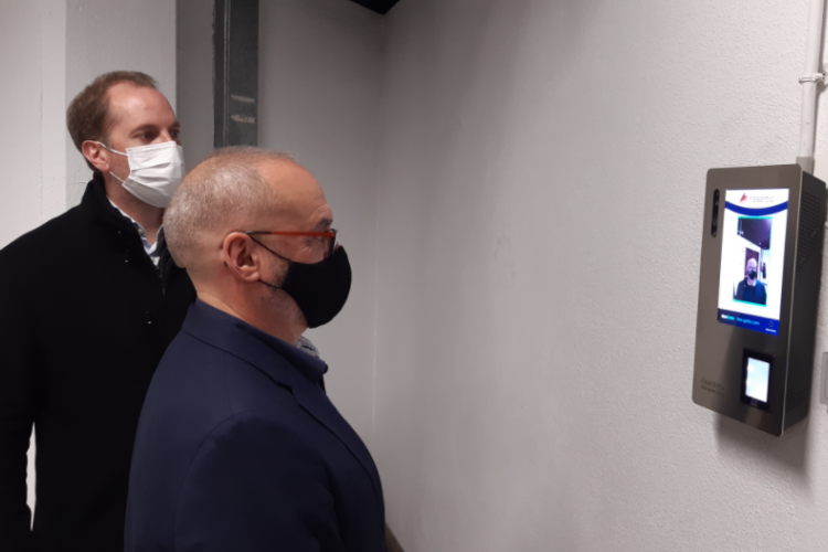 Fotografia del consejero Juan Cruz Cigudosa probando el sistema de acceso biométrico por reconocimiento facial