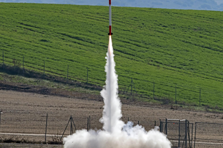 Fotografia de un mini satelite despegando del suelo