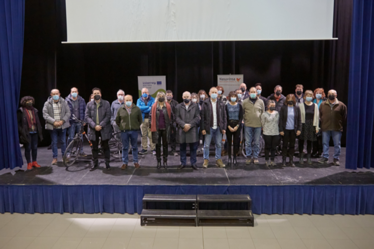 Fotografia de las personas asistentes al acto 