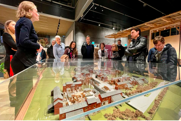Fotografía de varias personas durante la visita al Centro Danés de Arquitectura en Copenhague