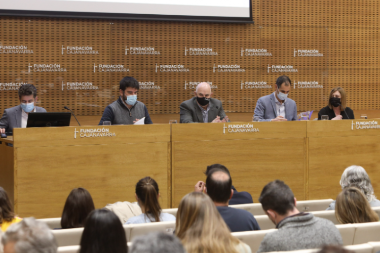 Fotografia de los participantes durante un momento de la comparecencia