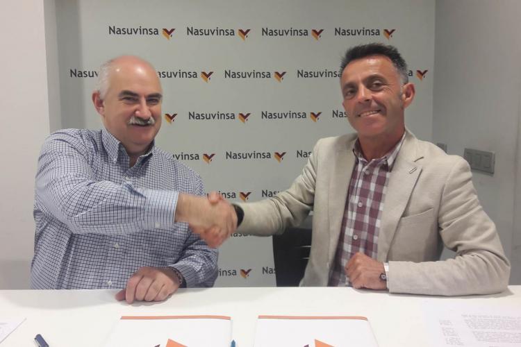 Fotografía de José Mª Aierdi, director gerente de Nasuvinsa y Alfonso Etxeberria alcalde del Valle de Egüés tras la firma del convenio