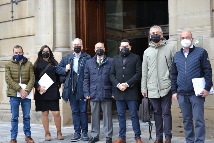 Fotografía de varias posando frente a la puerta del parlamento