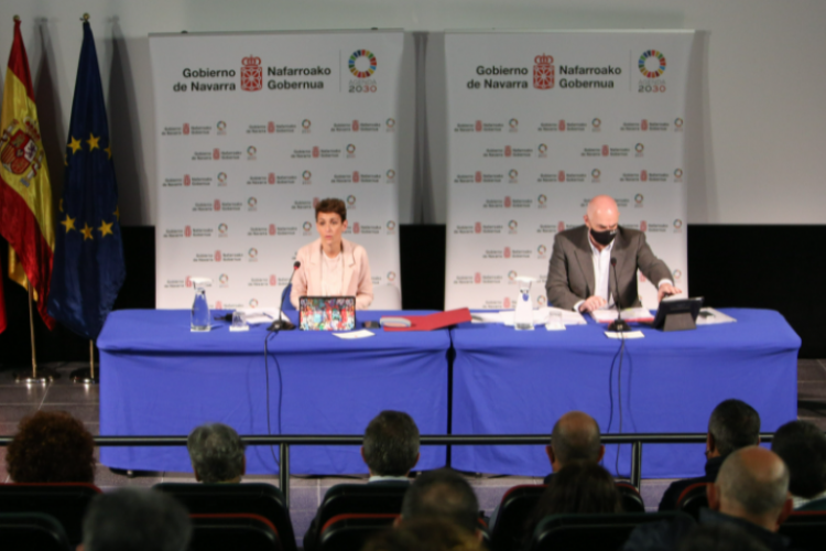 Fotografia de María Chivite junto a José Mª Aierdi durante un momento de la comparecencia
