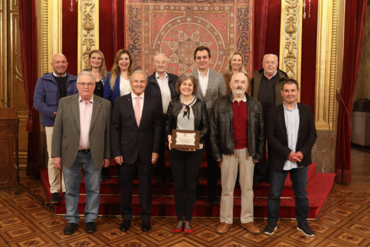 Fotografia de la consejera Esnaola, el presidente de la federación Juan Carlos Barcos y el director gerente del Instituto Navarro del Deporte, Miguel Pozueta, junto responsables de estamentos deportivos y organizadores del campeonato
