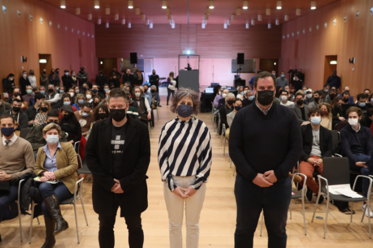 Fotografia de la consejera junto a dos responsalbles del proyecto