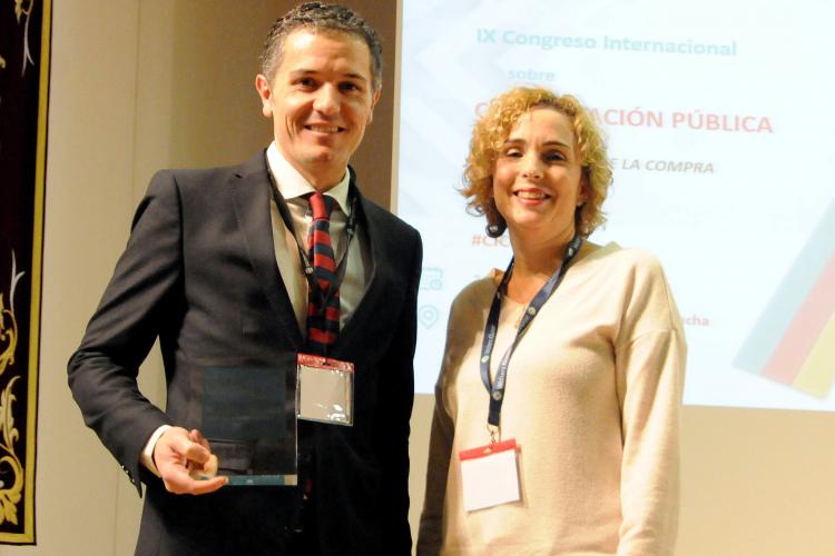 Foto de la entrega del III Premio Ruiz de Castañeda a Juan Barberán por parte de Henar Ruiz de Castañeda